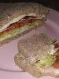 Emparedado, vegetales, anchoas y pavo