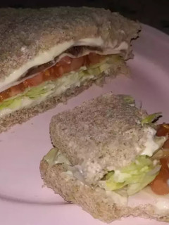 Una foto de Emparedado, vegetales, anchoas y pavo