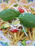 Spaghettoni con pomodorini, avocado e scaglie di cacioricotta