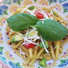 Foto di Spaghettoni con pomodorini, avocado e scaglie di cacioricotta