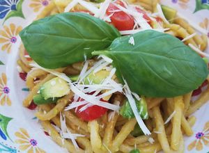 Foto di Spaghettoni con pomodorini, avocado e scaglie di cacioricotta