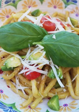 Foto di Spaghettoni con pomodorini, avocado e scaglie di cacioricotta