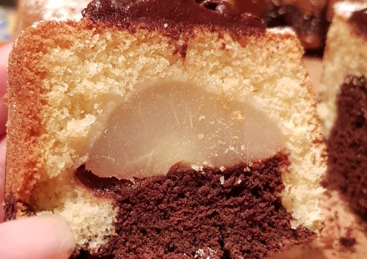 Ciambella bicolore con pere sciroppate