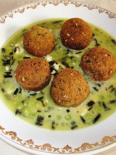 Una foto de Albóndigas de arroz en salsa de ajetes, guisantes y queso Feta