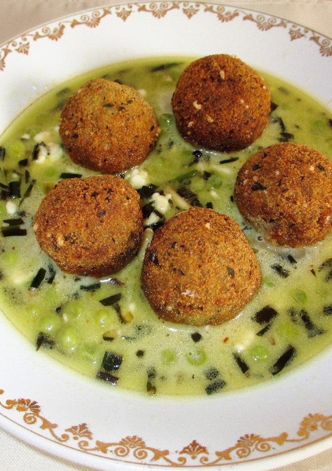 Una foto de Albóndigas de arroz en salsa de ajetes, guisantes y queso Feta