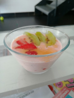 Una foto de Crema de fresas y kiwi