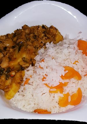 A picture of Beans porridge and white rice.