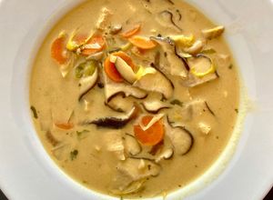 Una foto de Sopa thai de verduras