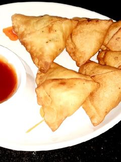 आलू के समोसे (aloo ke samose recipe in Hindi) रेसिपी मुख्य फोटो