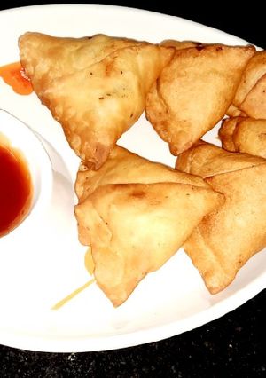 आलू के समोसे (aloo ke samose recipe in Hindi) रेसिपी मुख्य फोटो