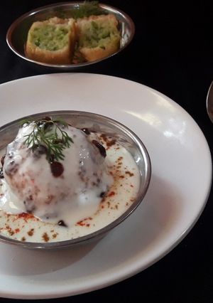 आलू मटर दही वड़ा (Aloo Matar Dahi vada recipe in Hindi) रेसिपी मुख्य फोटो