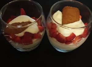Une photo de Verrines fraises, spéculoos & chantilly