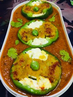 भरवाँ शिमला मिर्च (bharwa shimla mirch recipe in Hindi) रेसिपी मुख्य फोटो