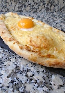 Una foto de Khachapuri georgiano