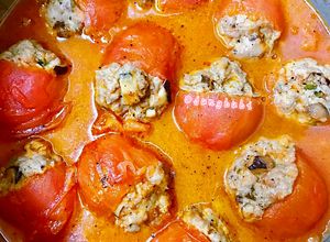 Hình của món Cà Chua nhồi Thịt Băm  🍅 🍚.