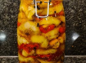 Una foto de Escabeche agridulce (berenjena 🍆 pimiento 🫑 y ajo 🧄)