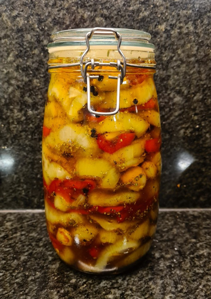 Una foto de Escabeche agridulce (berenjena 🍆 pimiento 🫑 y ajo 🧄)