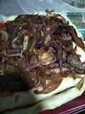 Fugazzeta rellena con cebolla caramelizada