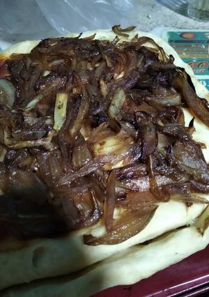 Una foto de Fugazzeta rellena con cebolla caramelizada