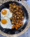 Τηγανητά αυγά με τσιπς καρότου και πατάτες φούρνου