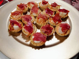 Tarteletas con palmitos, jamón y salsa golf