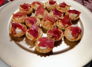 Foto principal de Tarteletas con palmitos, jamón y salsa golf