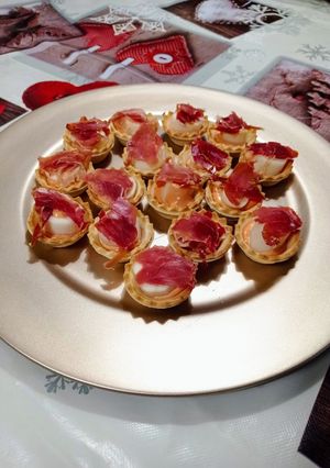 Una foto de Tarteletas con palmitos, jamón y salsa golf