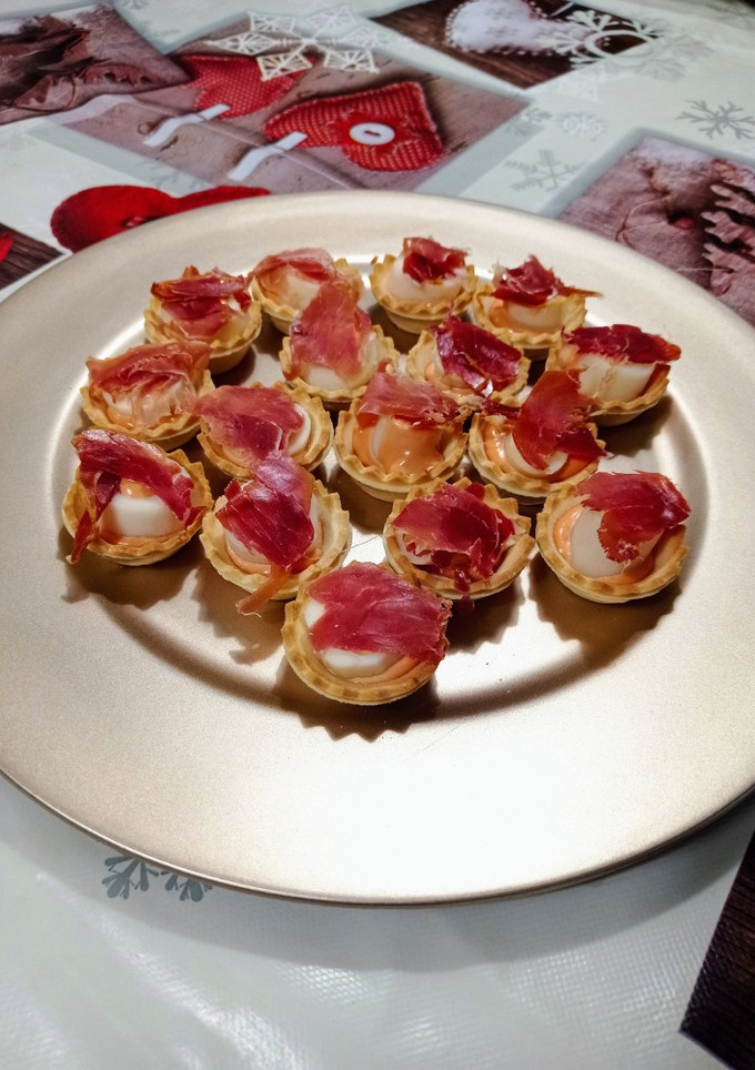 Una foto de Tarteletas con palmitos, jamón y salsa golf