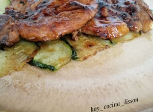 Una foto de Chuletas de aguja de cerdo con glaseado sticky