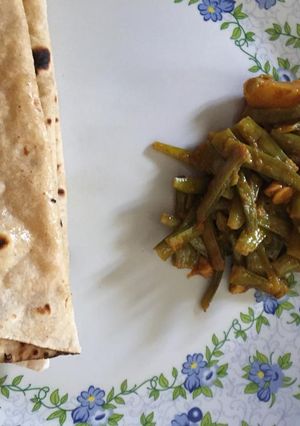 ગવાર બટાકા નું શાક (Gavar Bataka Shak Recipe In Gujarati) રેસીપી મુખ્ય ફોટો