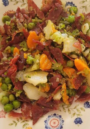 Una foto de Panache de verduras con jamón ibérico