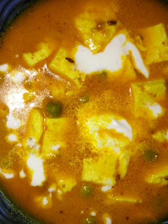A picture of Matar paneer without onion and garlic.