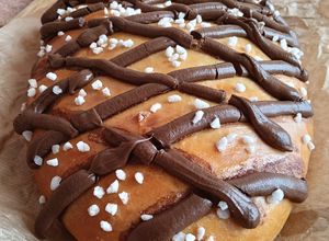 Una foto de Coca de Sant Joan 2026 v2: Brioche con crema de cacao y azúcar perlado