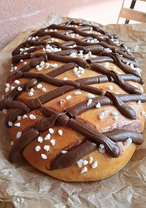Una foto de Coca de Sant Joan 2026 v2: Brioche con crema de cacao y azúcar perlado