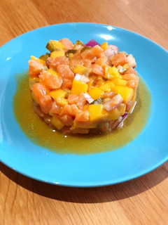 Una foto de Tartar de salmón