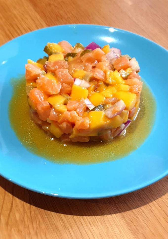 Una foto de Tartar de salmón