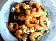 Una foto de yakimeshi de camaron