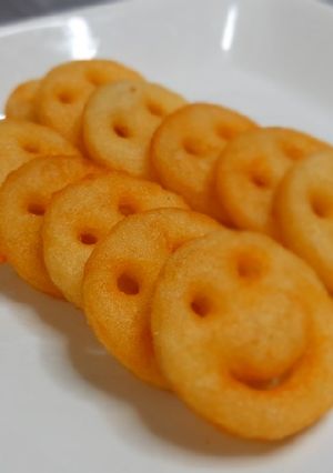 आलू स्माइली (aloo smiley recipe in Hindi) रेसिपी मुख्य फोटो