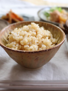 A picture of Brown rice cooked in a japanese clay pot.