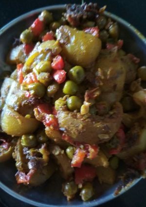 A picture of Tinda matar tomato stir fry.