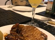 Una foto de chuletas de cerdo y guarnicion
