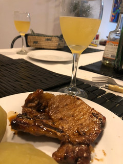 Una foto de Chuletas con miel y algo más.