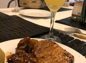 Una foto de Chuletas con miel y algo más.