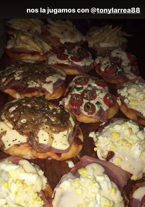 Una foto de Pizzetas variadas