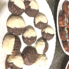 A picture of White chocolate cookies.