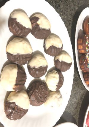 A picture of White chocolate cookies.