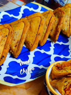 अचारी मसाला समोसा (achari masala samosa recipe in Hindi) रेसिपी मुख्य फोटो