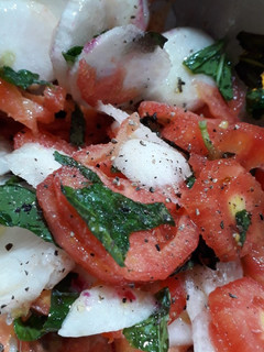 Una foto de Ensalada de rábanos y tomate