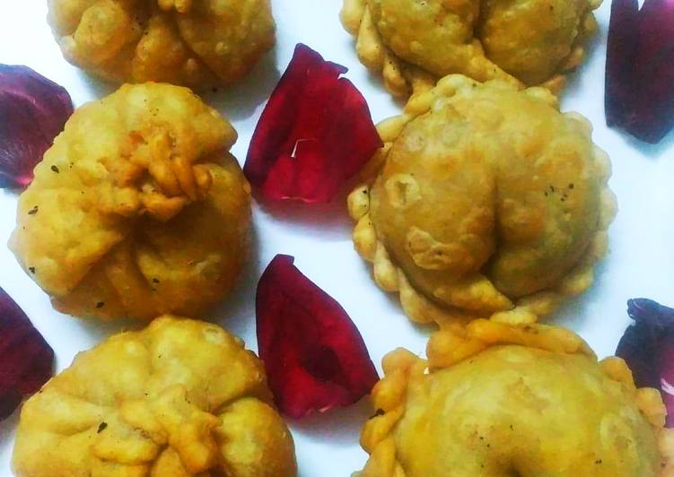 Mawa Stuffed Gujiya