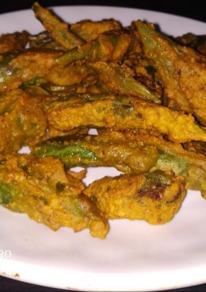 A picture of Green chilli pakawri.